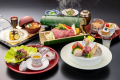2025夏　特別会席膳(お料理の一例)　　※献立は季節によって内容が異なります。　　
季節の厳選素材を贅沢に用い、群馬県産の新鮮な食材を一層華やかに仕立てた特別会席膳。繊細な味わいと上質な調理技術が織りなす極上のひとときをご堪能ください。