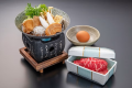 2025夏　上州牛づくし膳(お料理の一例)　　※献立は季節によって内容が異なります。　　
旨みあふれる上州牛を贅沢に使用した、特製すき焼き鍋。とろけるような肉質と、甘辛い割り下の絶妙な味わいが調和した一品です。季節の野菜とともにお楽しみください。