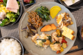 【100種の朝食バイキング】朝食は、山々が織りなすパノラマを眺めながら、群馬食材をメインに使用した100種類を超える料理を自由に選んでいただくビュッフェスタイル。
新鮮卵のオムレツや揚げたての天ぷらをご提供するライブキッチンも備えています。