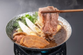 2025秋　木暮会席膳(セミブッフェ)　お席へご用意するお料理の一例　　※献立は季節によって内容が異なります。　　旨みあふれる上州牛を贅沢に使用した、特製すき焼き鍋。とろけるような肉質と、甘辛い割り下の絶妙な味わいが調和した一品です。季節の野菜とともにお楽しみください。