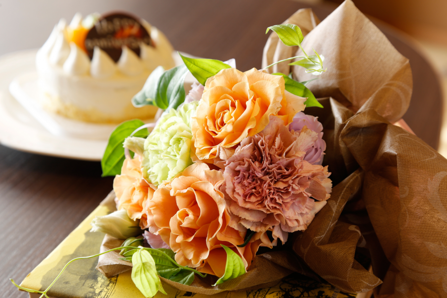 大切な記念日・お祝いの日のお手伝いをさせていただきます（ブーケ・ケーキイメージ）