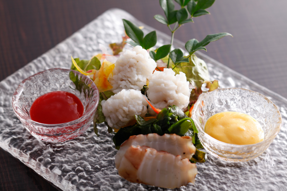 まるで白い花のように。「鱧の落とし」は梅肉でさっぱりと。(お料理イメージ) まるで白い花のように。「鱧の落とし」は梅肉でさっぱりと。(お料理イメージ)
