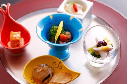 夕陽の優しい光がいざなう晩餐の始まり。（お料理イメージ）
