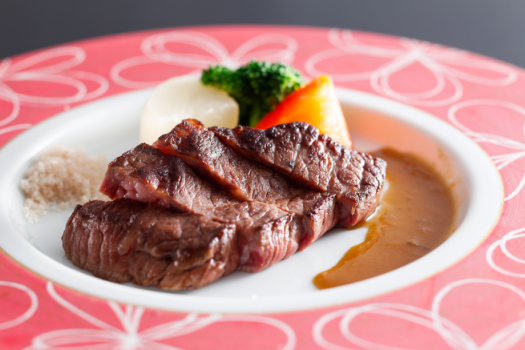 夕陽の優しい光がいざなう晩餐の始まり。（お料理イメージ）