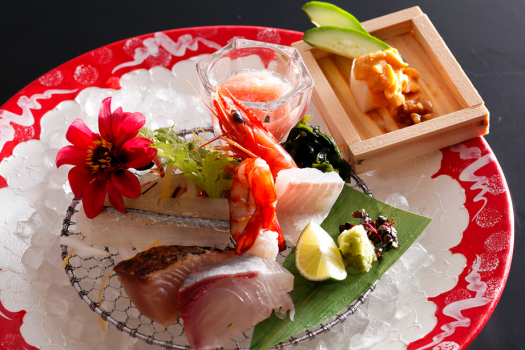 夕陽の優しい光がいざなう晩餐の始まり。（お料理イメージ）