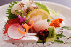 夕陽の優しい光がいざなう晩餐の始まり。（お料理イメージ）