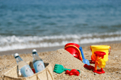 砂遊びセットを持って、目の前に広がる砂浜へ。