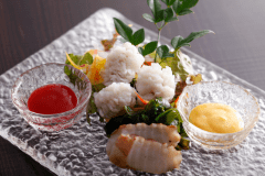 まるで白い花のように。「鱧の落とし」は梅肉でさっぱりと。（お料理イメージ）