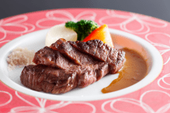 夕陽の優しい光がいざなう晩餐の始まり。（お料理イメージ）