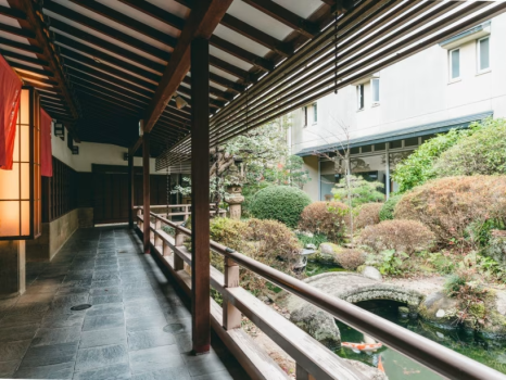 【館内の回廊】3か所ある貸切風呂へは、純和風の落ち着いた中庭を眺めながらこちらより