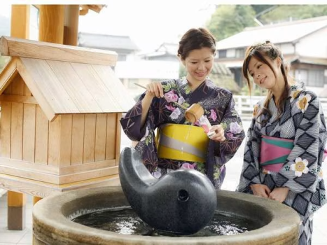 【湯薬師広場】たらいに入ったたらい湯。源泉をテイクアウトできる美肌スポットですよ♪