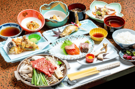 【夕食】飛騨牛、川魚など地元の山の幸をふんだんに使ったお料理でおもてなし。 【夕食】飛騨牛、川魚など地元の山の幸をふんだんに使ったお料理でおもてなし。