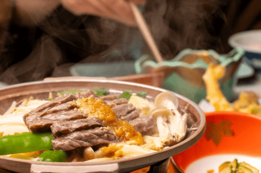 【飛騨牛朴葉焼き】じゅわっと溢れる肉汁と、芳醇な香り。一番美味しい「焼きたて」を、ぜひ熱々のうちに。 【飛騨牛朴葉焼き】じゅわっと溢れる肉汁と、芳醇な香り。一番美味しい「焼きたて」を、ぜひ熱々のうちに。