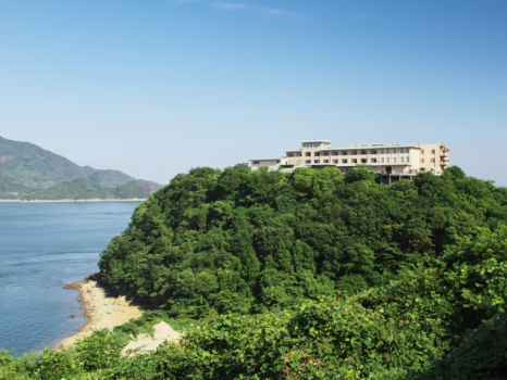 小高い丘の上に当館はございます。そのおかげで３階建てですが館内からの眺望はとても綺麗です。