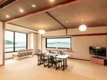 ■コーナーフォース■朝焼けに染まる大三島と木江港を眺められる唯一のお部屋です。