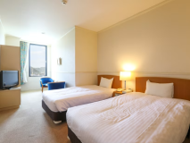 ■洋室ツインA■窓からは少しだけ海が見えるタイプのお部屋です。