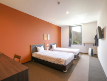 ■洋室ツインB■窓からは少しだけ海が見えるタイプのお部屋です。