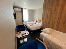 ■洋室C■シンプルな洋室です。 窓からは少しだけ海が見えるタイプのお部屋です。