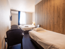 ■洋室C■シンプルな洋室です。 窓からは少しだけ海が見えるタイプのお部屋です。