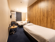 ■洋室C■シンプルな洋室です。 窓からは少しだけ海が見えるタイプのお部屋です。