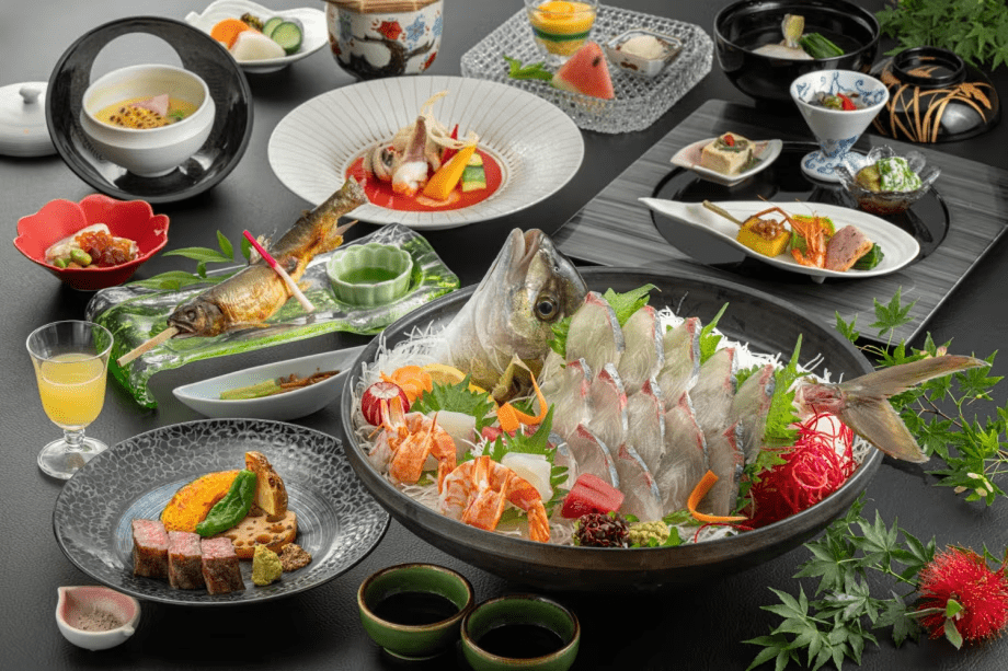 【夕食グレードアップ-優（Yu）会席2026-夏イメージ】縞鯵姿造り、鮎塩焼き、黒毛和牛ステーキなど。