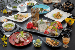 【夕食グレードアップ-優（Yu）会席2026-春イメージ】高級魚「虎魚（おこぜ）」姿造り、黒毛和牛ローストなど。