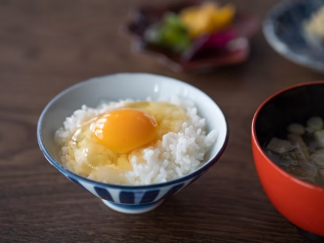 朝食には、新鮮卵・北海道産のお米を用いたこだわりの「たまごかけごはん」を。お味噌汁・ご飯のお供と一緒にお召し上がりください。