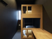 各客室は、黒を基調としたシックな空間に、BUNK BED（二段ベッド）とデスクを配した設え。滑らかな肌触りの木材を使用したオーダーメイドの家具は、しっかりした造り。高反発マットレスで、快適な睡眠を提供しています。※テレビのある客室と、テレビのない客室があります。