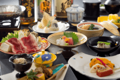 1泊2食付き（夕食は和食会席・とろみのある天然温泉をお楽しみください）