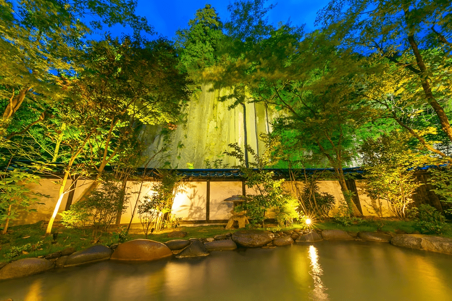 【宿泊者専用浴室棟／観音露天風呂】びょうぶ岩を眼前に、大自然との一体感に身を置いて。