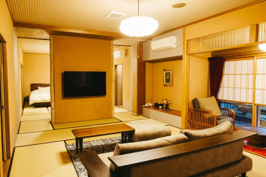 【母屋特別室116／露天風呂・内湯付】ツインベッド+和室12.5畳。ゆったりとお過ごしいただけます。