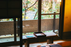 【母屋客室／和室10畳】小下がりのあるお部屋では、畳に腰掛けながら景色を眺めることができます。