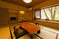 【母屋客室／和室10畳】懐かしい和の趣を感じる室内。四季折々の風情を楽しみながら心安らぐひとときを。