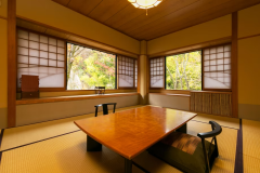 【母屋客室／和室10畳】母屋2階にある落ち着いた雰囲気の和室。窓から望む長閑な風景に癒されます。