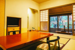 【母屋客室／和室10畳】畳の上に横になれば、ゆっくりとした時間の流れを感じることができます。