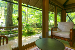 【母屋特別室116／露天風呂・内湯付】お部屋の大きな窓からは、季節の草花が彩る庭を望めます。