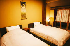 【母屋特別室115／露天風呂付】寝室にはシングルベッド2台をご用意。ゆっくりとお休みください。