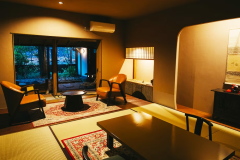 【母屋特別室115／露天風呂付】ツインベッド+和室14畳の客室。専用の露天風呂がございます。