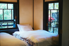 【離れ和室／露天風呂・内湯付】ベッドに横になりながら景色を眺め、心安らぐ時間をお過ごしください。
