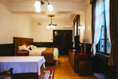 【離れ洋室／露天風呂・内湯付】大正ロマンを感じさせるラウンジの1階にある洋室。