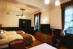 【離れ洋室／露天風呂・内湯付】シングルベッド2台、専用の露天風呂、室内風呂がございます。