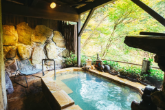 【離れ洋室／露天風呂・内湯付】開放感のある露天風呂には、涼んでいただけるようにチェアもご用意。