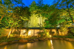 【宿泊者専用浴室棟／観音露天風呂】びょうぶ岩を眼前に、大自然との一体感に身を置いて。