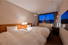 【禁煙ツインルーム】2024年春リニューアル！優しい色合いと暖かな照明でリラックスできるお部屋です。