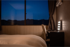 【禁煙ツインルーム】デスクにはライト付ミラーもご用意しております。