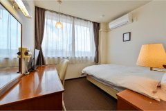 【禁煙シングル4階】シンプルで過ごしやすい空間はビジネスや観光の拠点に最適です。