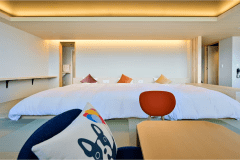 【ジャパニーズスイート-雲kumo】ダブルベッドを3台備えたトリプルルームです。