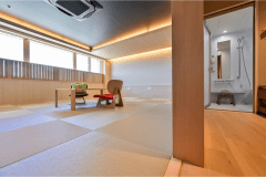 【リニューアル和室】靴を脱いでくつろげる畳の空間は小さなお子様連れでも安心してお過ごしいただけます。