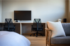 【ジャパニーズラグジュアリースイート-神楽kagura】ビジネス利用の方に嬉しいデスクとチェアを配置