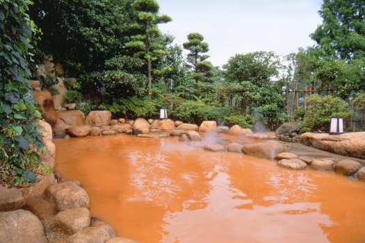 赤褐色が特徴の、有馬の名湯「金泉」